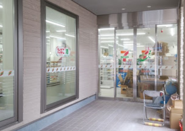 コンビニ　セブンイレブン 横浜京急生麦駅前店（コンビニ）まで258m