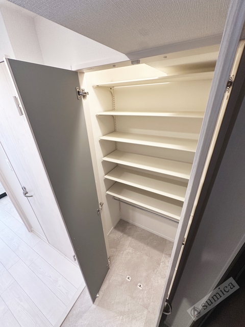 玄関　シューズインクロークにたっぶり収納可能です。