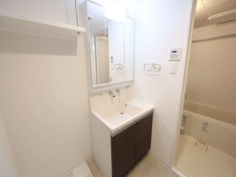 洗面設備　脱衣所　独立洗面台（シャンプードレッサー付）収納スペース有