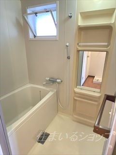バス・シャワールーム　サーモ付きシャワー水栓・窓あり