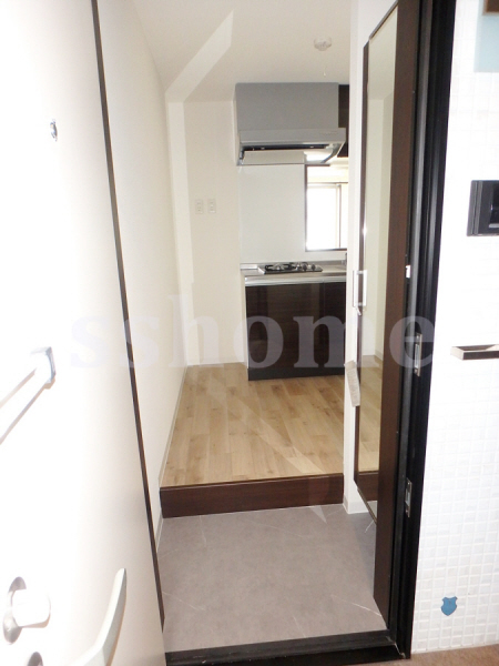 玄関　下駄箱に姿見があります