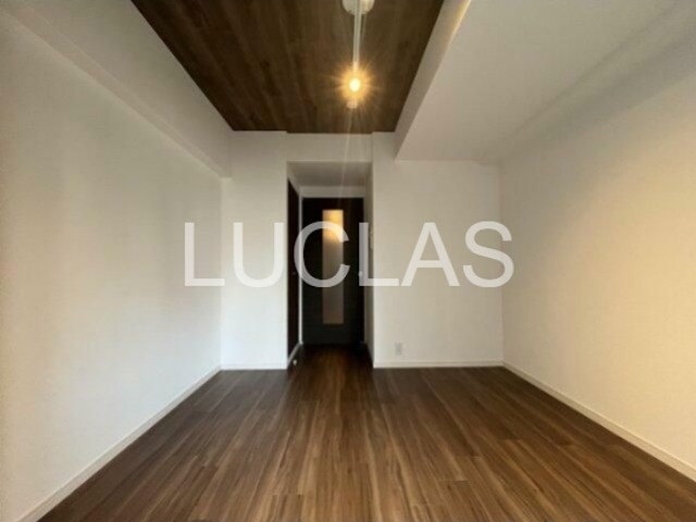 居室・リビング　落ち着いた色味の床材がくつろぎ空間を演出♪