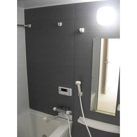 バス・シャワールーム　ゆったりとしたバスルーム