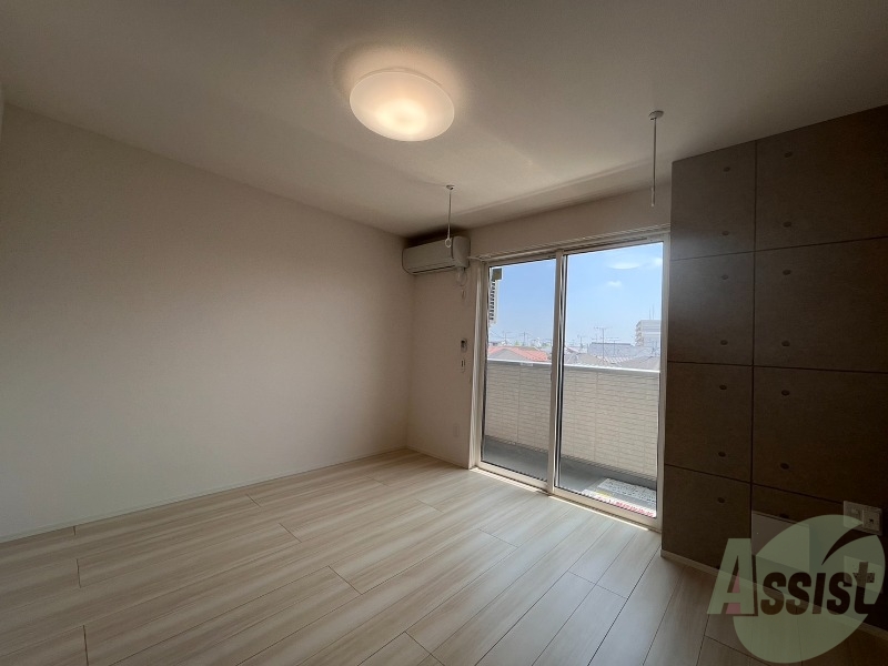 居室・リビング　南向きの大きめの窓から日差しがたっぷり入る明るいお部屋です。