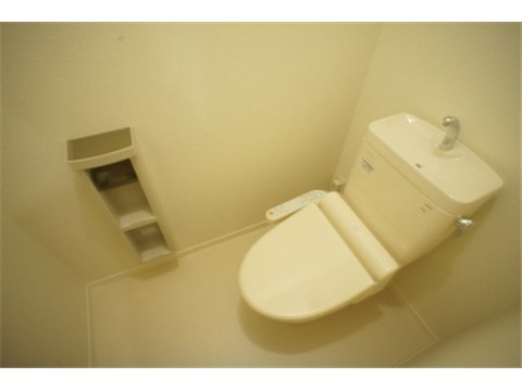 トイレ　洗浄機能付トイレ☆上部には棚がありトイレットペーパーなど置け