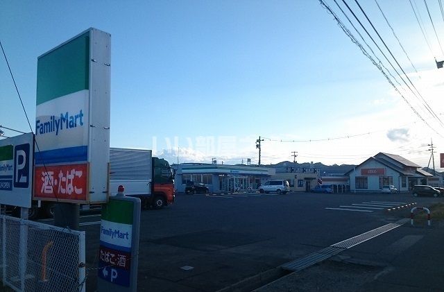 コンビニ　ファミリーマート宮城亘理店（コンビニ）まで700m