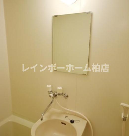 洗面設備　明るい洗面台です