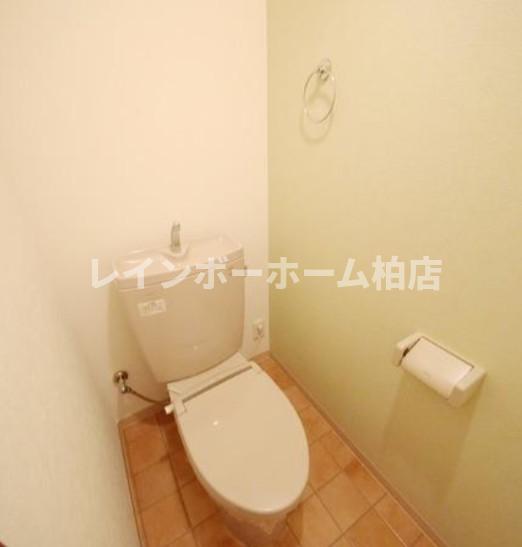 トイレ　落ち着いた色調のトイレです