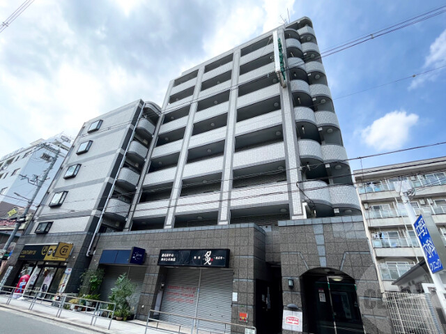 建物外観　駅徒歩３分の好立地に建つ、タイル貼りで綺麗なマンションです
