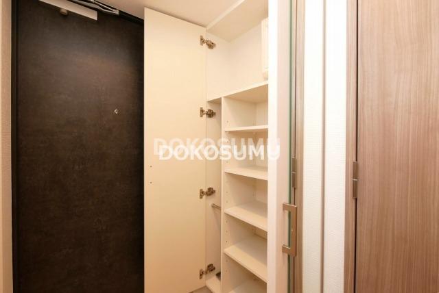玄関　住まいの顔として相応しい、気品とゆとりのあるエントランス。