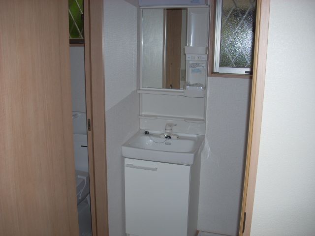 洗面設備　明るい洗面所です