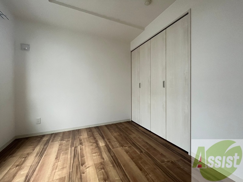 その他部屋・スペース　寝室はこちらです。光が差し込む、温かみのあるお部屋です。