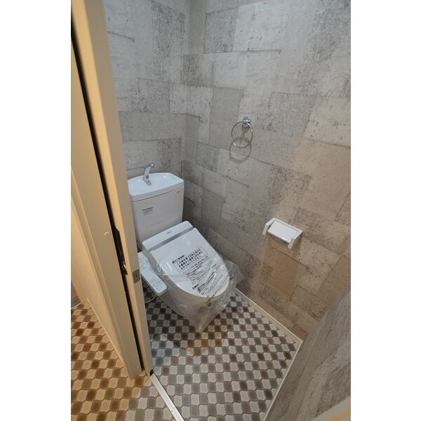 トイレ　※写真は同じマンションの違う部屋のものになります。