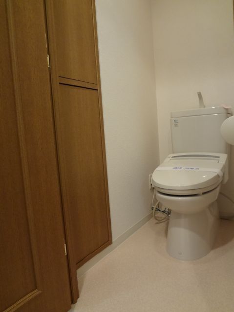 トイレ　トイレにも収納があります。
