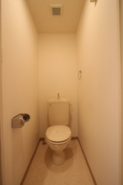 トイレ　同物件別号室の写真です。