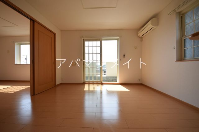 その他部屋・スペース　開放的な寝室です