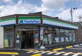 コンビニ　ファミリーマート柏原本郷三丁目店（コンビニ）まで290m