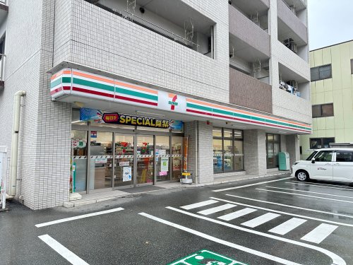 コンビニ　セブンイレブン 津市西丸之内店（コンビニ）まで1002m