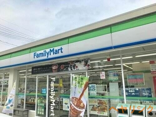 コンビニ　ファミリーマート江向町三丁目店（コンビニ）まで892m