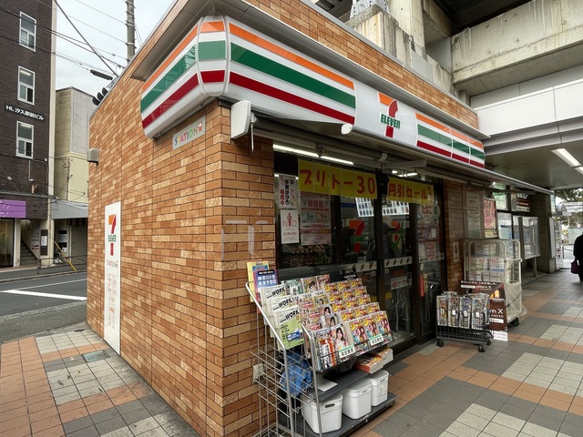 コンビニ　セブンイレブン京急ＳＴ汐入店（コンビニ）まで176m