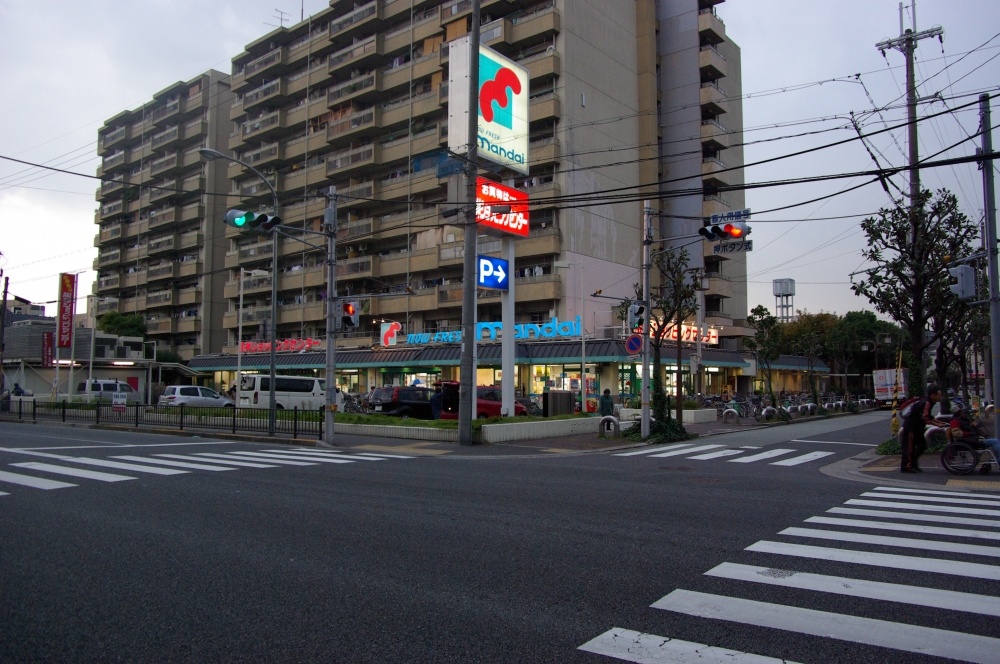 スーパー　万代 阪神ショッピングセンター店（スーパー）まで258m