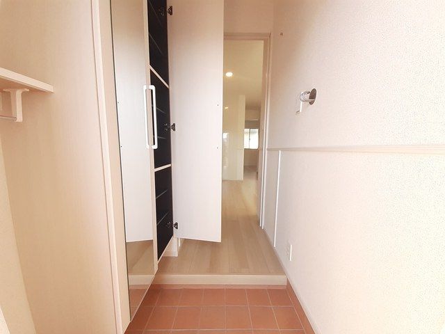 玄関　天井高シューズクローゼット完備