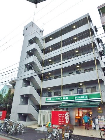 建物外観　1階にスーパーがあり、便利な立地の6階建てマンションです☆京