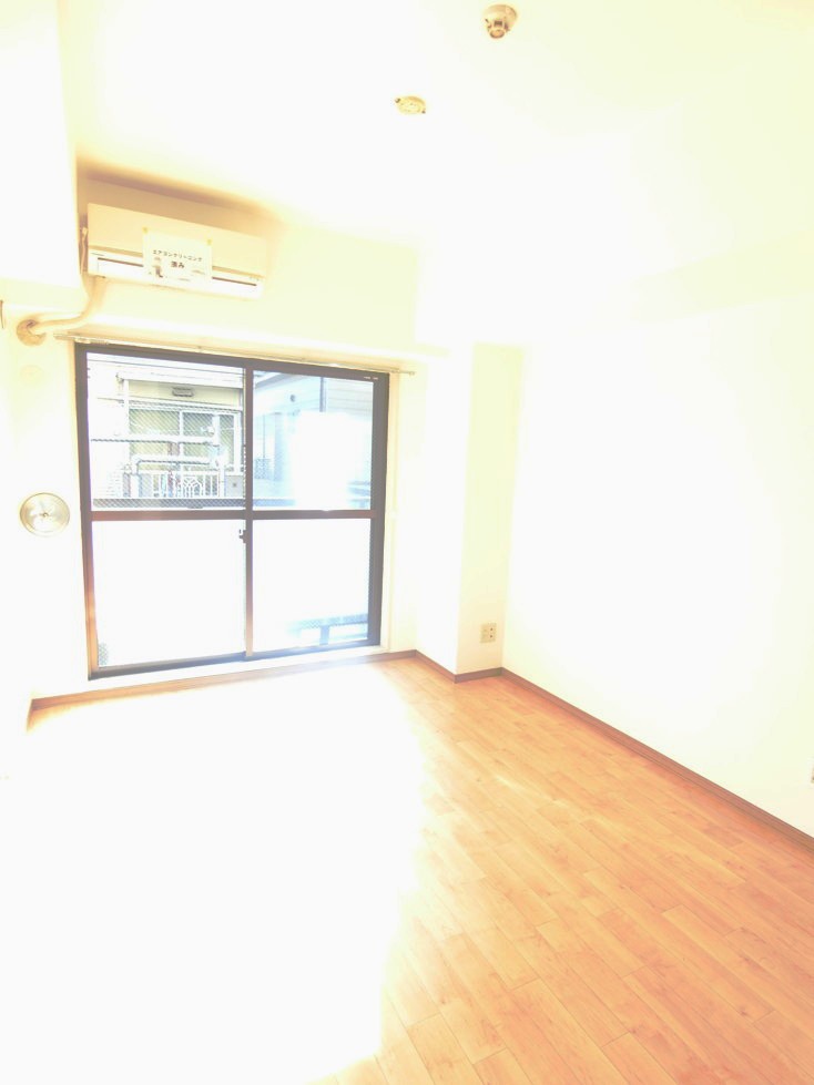 居室・リビング　南向きダイニングキッチン7.1帖☆バルコニーに繋がるお部屋で