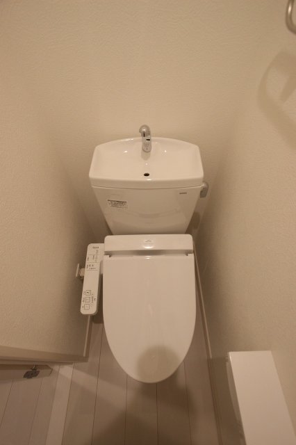 トイレ　同物件別号室のものです。