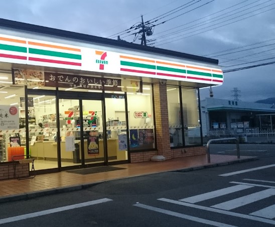 コンビニ　セブンイレブン 甲府大里店（コンビニ）まで438m