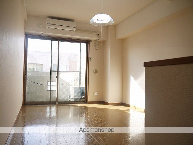 センターイン伊勢町ビルの居間写真