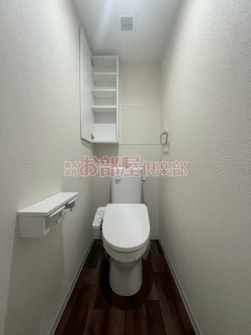 トイレ　落ち着いた色調のトイレです