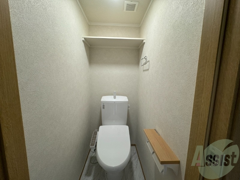 トイレ　トイレはウォシュレット付きで、上には棚があります。