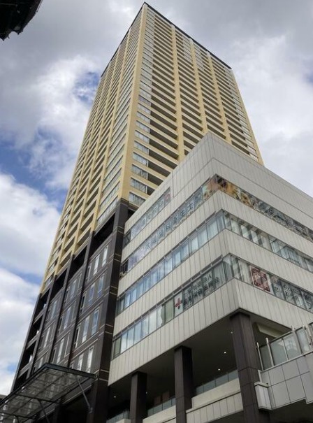 建物外観　地上36階建てのタワーマンション