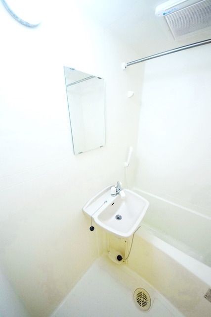 洗面設備　★鏡付きの綺麗な洗面台です★