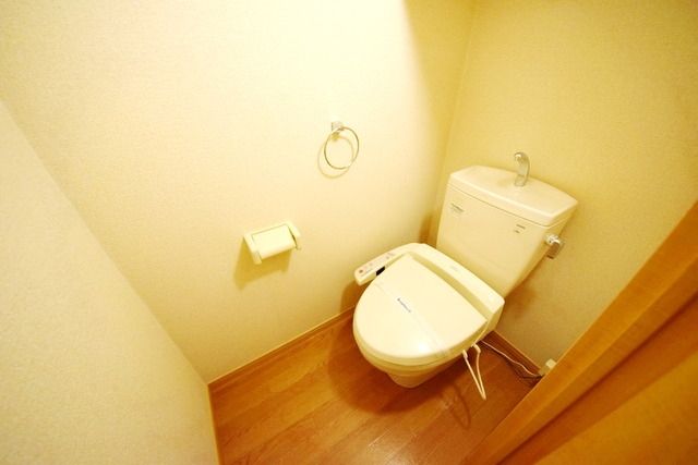 トイレ　★清潔感のあるシャワートイレです★