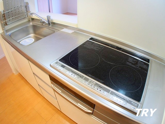 キッチン　3口のＩＨ口コンロ付システムキッチン！
