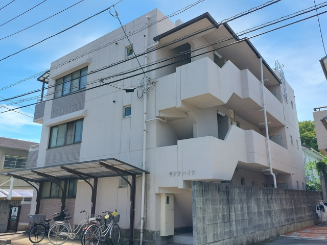 【松山市上市のマンションの建物外観】