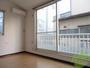 居室・リビング　大きな窓から光が差し込み明るいお部屋ですね