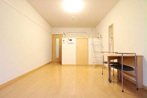 居室・リビング　ハイベットタイプのお部屋。女性人気の高いお部屋です♪