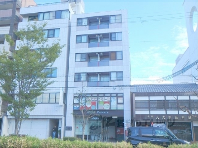 京都市右京区西院東淳和院町のマンションの建物外観