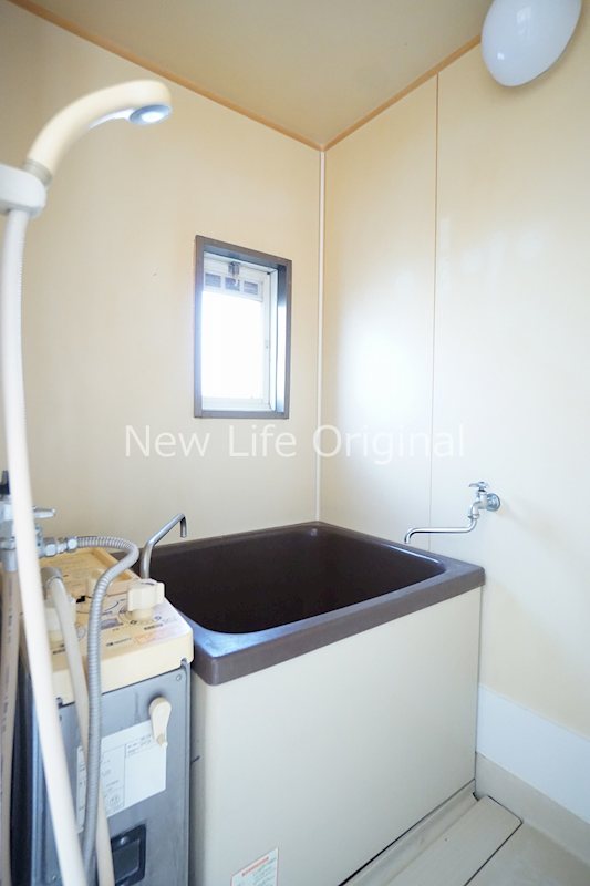 バス・シャワールーム　換気にも役立つ小窓付きのバスルーム☆