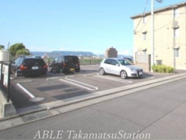 【高松市木太町のアパートの駐車場】