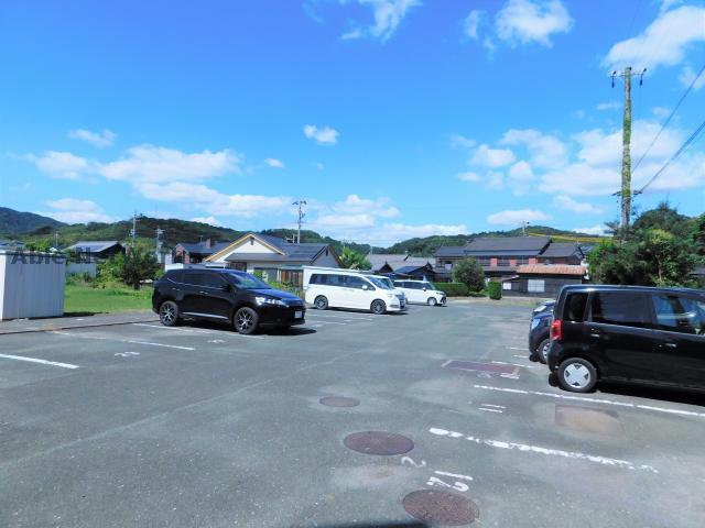 【蒲郡市鹿島町のアパートの駐車場】