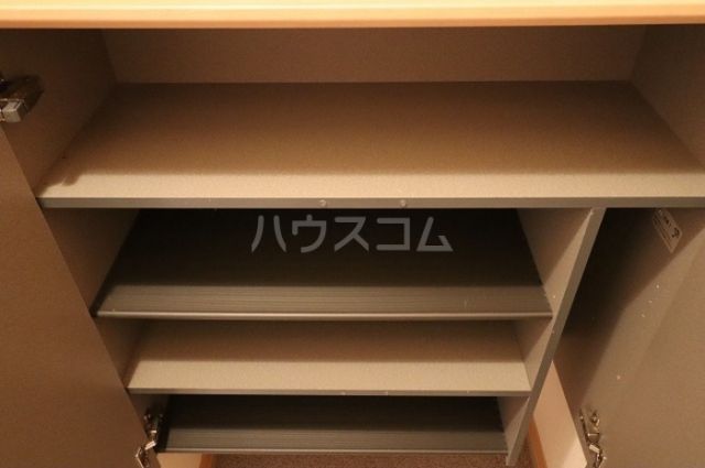 【行田市桜町のアパートの玄関】