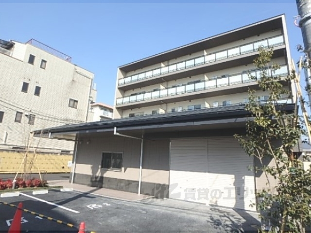 京都市右京区嵯峨野開町のマンションの建物外観