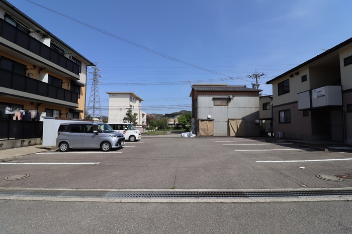 【セジュール額新町の駐車場】