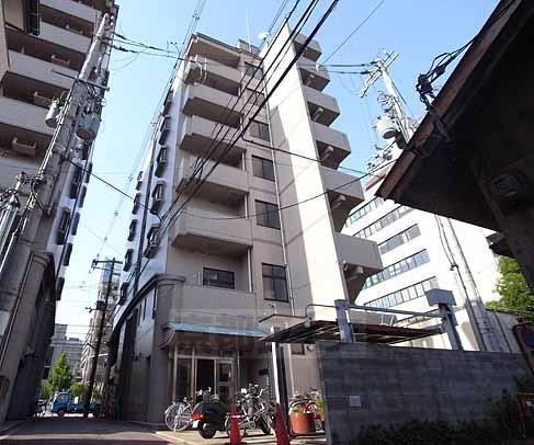 京都市山科区竹鼻竹ノ街道町のマンションの建物外観