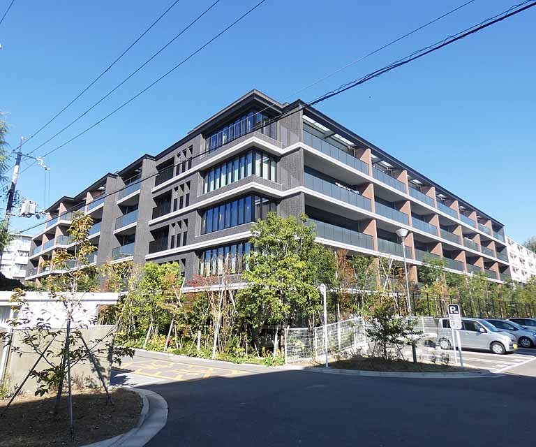 京都市伏見区桃山町泰長老のマンションの建物外観