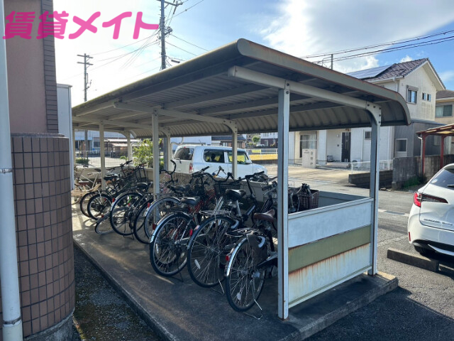 【度会郡玉城町佐田のマンションの駐車場】